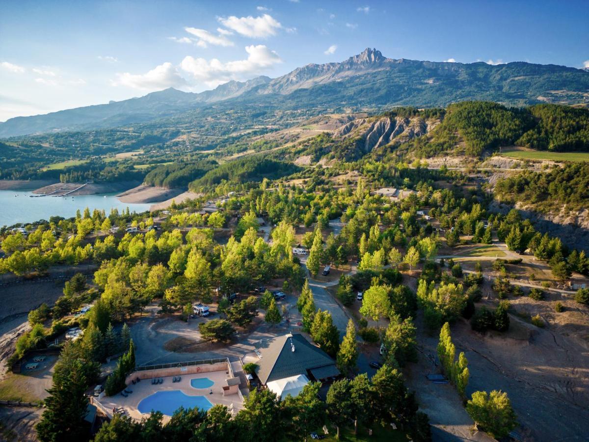 Charmant studio au bord du lac de serre ponçon Apartamento Prunières Exterior foto